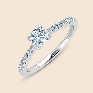 Bague en or massif 14 carats avec micro-diamants et diamant de laboratoire rond de 0,3 carat F-VS, modèle Vaulted Arch Round Cross, produit authentique. - Product Image 2