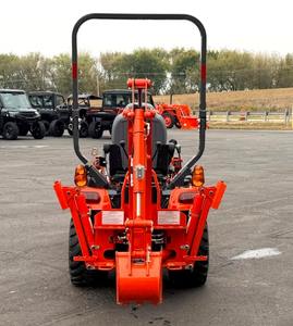 Tracteur Kubota BX23S avec chargeur frontal et pelle arrière, accessoires de tondeuse disponibles également. - Product Image 2