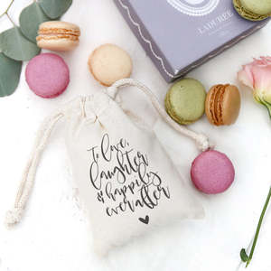 Sacs en coton pour cadeaux de mariage « Aimer le rire et une vie de couple heureuse » - Lot de 6 - Product Image 2