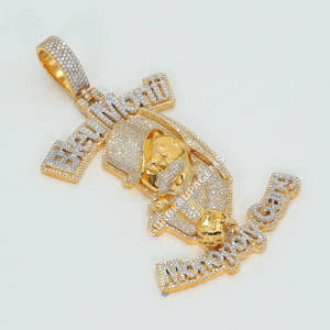 Explore nuestra impresionante colección de colgantes de joyería de hip hop personalizados hechos a mano en oro amarillo de 14K con diamantes VVS hechos en laboratorio - Product Image 2