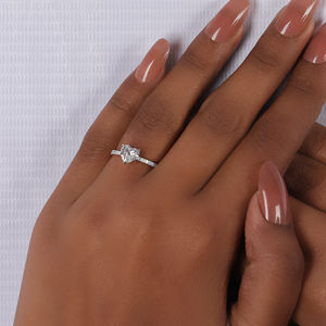 Pave Setting Anillo de compromiso con corte en forma de corazón Diseño elegante Anillo clásico de lujo con diamante creado en laboratorio en platino - Product Image 3