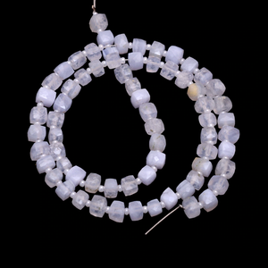 Perles d'agate bleue naturelle facettées en cube de 4 mm à 5 mm, pierres semi-précieuses, perles briolette 3D en vrac pour la création de bijoux - Product Image 1