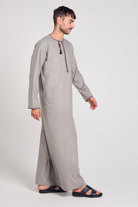 Túnica árabe Oriente Medio Hombres Jubba OEM ODM Servicio directo de fábrica al por mayor 2024 Ropa islámica Musulmán Juba Vestido para hombres - Product Image 4