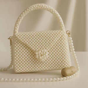 Sac de rangement moderne fait à la main en perles ivoire | Grand sac à bandoulière portable durable en plastique pour une utilisation en garde-robe - Product Image 1