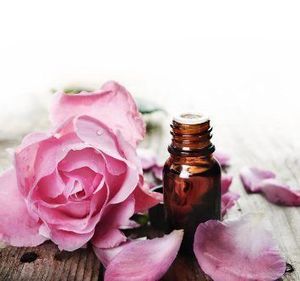 Huile essentielle d'Otto Rose 100% pure, distillée à la vapeur et biologique | Extrait floral pour soins de la peau et cosmétiques | Fourniture en gros en vrac - Product Image 2