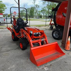 Mini tracteur Kubota d'occasion avec tondeuse attachée à vendre - Product Image 2