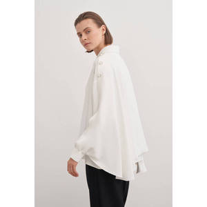 Blusa de Popelina Off-White con Cuello con Volantes y Bordado de Encaje - Product Image 3