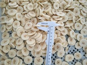 Cubos de plátano congelado, piezas cortadas de frutas tropicales de Vietnam, ideales para mezclas de rastros, postres congelados, uso en panadería y embalaje a granel - Product Image 2