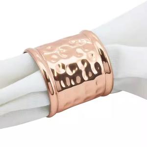 Vaisselle conçue martelée rond de serviette en cuivre de style moderne conçu traditionnel disponible pour la décoration de table à vendre - Product Image 1