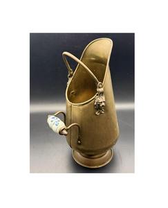 Cubo de carbón de latón duradero con detalles artesanales para sostener troncos de carbón o encender junto a la chimenea en los meses de invierno - Product Image 1