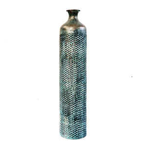 Vase à fleurs vintage en métal vieilli avec un design à nervures hautes et une patine, décoration d'intérieur - Product Image 6