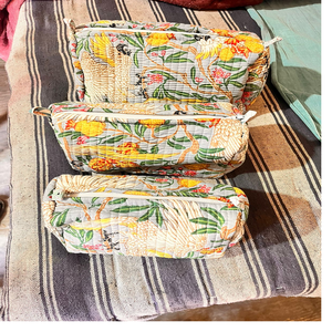 Bolsas de compras acolchadas Kantha bordadas a mano con estampado floral multicolor por encargo hechas de telas estampadas con bloques de algodón - Product Image 1