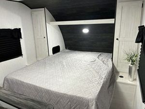Autocaravana de Lujo de Nuevo Diseño, VAN 4X4 con Tracción en las Cuatro Ruedas, Mini Caravana, Remolque RV para 4 Personas, Camper Todoterreno de Fibra de Vidrio con Ducha y Baño - Product Image 4