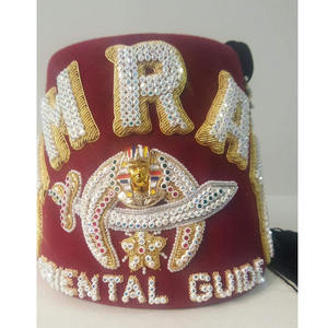 หมวกเฟซแบบสามเส้นประดับเพชรพลอยสีแดงเบอร์กันดี ลดราคา หมวกเฟซสั่งทำพิเศษ ขนาด 7 1/8 นิ้ว พร้อมกล่องแบน รุ่นใหม่ ปี 2026 - Product Image 4