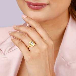 Bague en zircone dorée, conçue comme un bijou élégant pour un style professionnel et une utilisation en équipement - Product Image 3