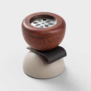 Brûleur d'encens Mubkhar en bois de santal de luxe avec enveloppe en cuir et plateau métallique gravé, écologique et durable, idéal pour offrir en cadeau - Product Image 2