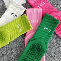 Chaussettes de sport antidérapantes colorées OEM, respirantes, pour fitness, yoga, pilates, tricotées, montantes, avec lettres tendance, pour l'automne et le sport