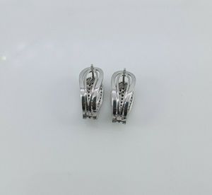 Boucles d'oreilles créoles Huggie pour femmes JEWELSPAARK en argent sterling 925 avec diamants naturels blancs et bleus ronds 0,89 carat - Product Image 3