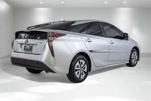 Toyota Prius 2017 de segunda mano / Disponible para la venta con bajo kilometraje, motor de gasolina / Coche usado en buen estado y sin accidentes, sin problemas. - Product Image 3