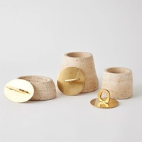 Boîte à bijoux en pierre de travertin artisanale avec couvercles en laiton offrant une texture naturelle, un design durable et un charme de décoration intérieure moderne