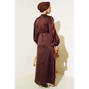 Robe de soirée en satin marron avec manches fines élastiques et ceinturées - Product Image 1