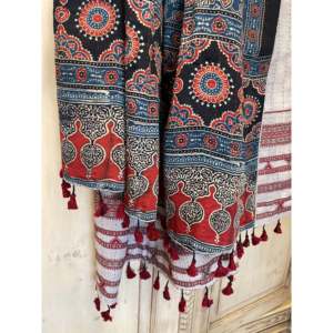 Tissu satiné Ajrakh matelassé double face en laine et soie, tissé à la main, imprimé géométrique dessiné à la main, disponible en bleu profond/rouge Ajrakh - Product Image 4