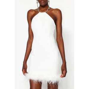 Robe en satin style soirée avec détails en plumes et taille naturelle - Product Image 2