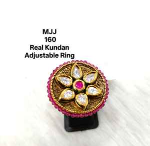 Bague Kundan traditionnelle élégante à la demande pour femmes bijoux indiens fabriqués à la main parfaits pour les mariages disponibles en vente - Product Image 3