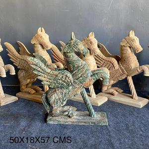 Majestuoso Gallo Alado: Diseño Animal Tradicional Hecho a Mano - Product Image 4