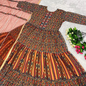 ชุดปาร์ตี้พิมพ์ลายดิจิทัลขนาดใหญ่พร้อม Dupatta ใหม่ - Product Image 1