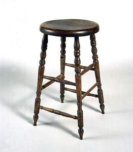 Tabouret en bois fait main avec grain de bois naturel améliore les maisons traditionnelles Temples espaces de méditation et les intérieurs culturels - Product Image 1