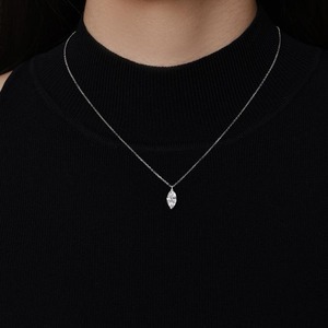 Opulento Collar Solitario con Diamante Corte Marquesa Pequeño de 1.00 Ct D-F VVS1-VS2, Diamante Cultivado en Laboratorio en Oro de 14K, para Bodas y Eventos - Product Image 2