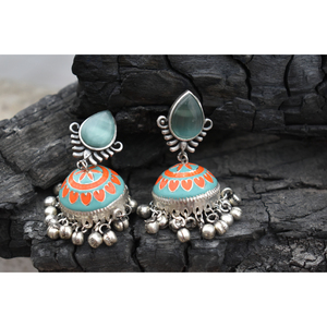 Pendientes de aro tipo jhumka con incrustaciones de piedras de imitación de plata hechos a mano tradicionalmente, estilo meenakari, para niñas y mujeres - Product Image 4