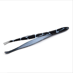 Pinzas para Cejas de Acero Inoxidable con Punta Puntiaguda KI-ET-215 de KAAMIR INSTRUMENTS - Ecológicas y Ligeras para una Depilación Detallada - Product Image 2