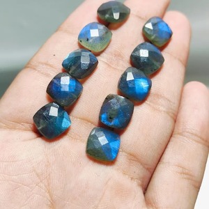 Magnifique pierre précieuse en labradorite bleue chatoyante, taillée carrée, 10x10mm, changeante de couleur, naturelle, Mehrajudin Gems, cadeau pour maman - Product Image 2