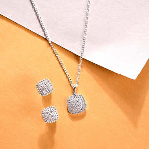 ชุดเครื่องประดับเงินแท้ทรงวินเทจ ดีไซน์ดอกไม้ ประดับเพชร รุ่น Silver Queen Diamonds เคลือบโรเดียม เหมาะสำหรับเป็นของขวัญในโอกาสหมั้นและวันครบรอบ - Product Image 2
