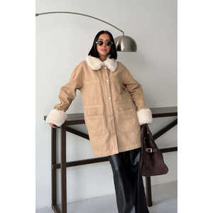 Veste en jean mi-longue pour femme avec détails en fourrure sur les manches et le col - Product Image 1