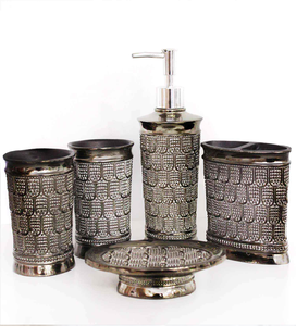 Un exclusivo juego de baño metálico oscuro de seis piezas con un patrón de relieve en relieve distinto e intrincado. - Product Image 1