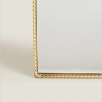 Miroir de table carré en verre avec cadre en laiton et support pliable, design décoratif moderne et minimaliste