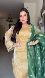 ชุดคุर्ตาผ้าไหมดีไซน์เนอร์สีทองและสีเขียว แขนทรงกระดิ่ง พร้อมกางเกงและผ้าคลุมไหล่  งานปักดิ้นและลายปักแบบซิมมี่ ชู บนผ้าไหม  ชุดเสื้อและกางเกง - Product Image 3