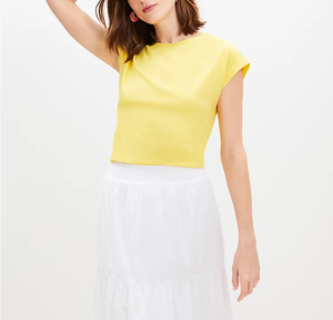 Camiseta de mujer de cuña moderna con mangas casquillo y cuello redondo de fabricante de muestra gratis - Product Image 4