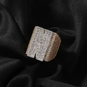 แหวนแต่งงานฮิปฮอปแบบยูนิเซ็กซ์ ประดับโมอิสซาไนต์และเพชร เงินแท้ 925 ชุบทองคำขาว รับรองโดย IGI ชุบโรเดียม พร้อมสลักโลโก้ตามสั่ง - Product Image 2