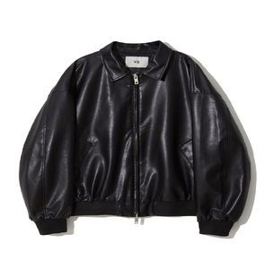 Veste en cuir noir courte avec col chemise, stylée avec du denim foncé. Un style audacieux, moderne, à prix de gros. - Product Image 4