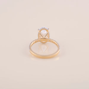 Anillo de compromiso con diamante ovalado cultivado en laboratorio de 3 quilates y pavé redondo de 0.506 quilates en oro amarillo, blanco y rosa de 14 quilates - Product Image 5