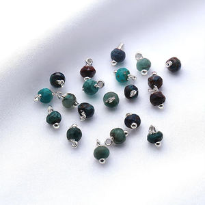 Venta al por mayor Esmeralda 6x4mm redondo facetado pequeños encantos de piedras preciosas 925 alambre de plata envuelto encantos para la fabricación de joyas - Product Image 1