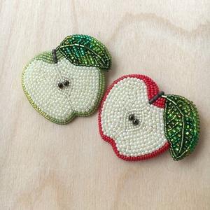 Porte-clés brodé en forme de cœur avec perles, rouge et blanc, breloque pour sac à main, anneau fait à la main, cadeau de la Saint-Valentin, accessoire mignon, écologique et durable - Product Image 1