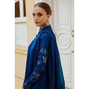 Ensemble chemise et dupatta élégant en satin pour femme Inara avec col mandarin et manches longues, respectueux de l'environnement - Product Image 2