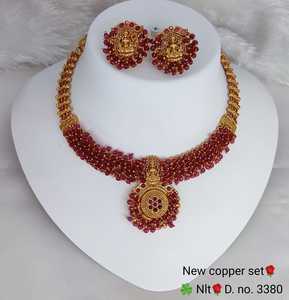 MOTIPEARL & LAXMI ÚLTIMO CONJUNTO DE JOYERÍA DEL TEMPLO DEL SUR DE LA INDIA TRADICIONAL Y DE MODA Y GARGANTILLA COLLAR DEL SUR CONJUNTO DE PENDIENTES LAXMI REDONDO - Product Image 2