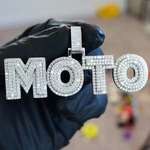 Pendentif crâne de luxe en argent sterling plaqué or 14 carats avec breloques en lettre personnalisée Moissanite coupée pour mariages et enfants - Product Image 1