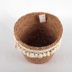 ตะกร้าสานงานฝีมือรักษ์โลก ทำจากหญ้าทะเลธรรมชาติและผักตบชวา ดีไซน์ยืดหยุ่น ผลิตในเวียดนาม เหมาะสำหรับใส่ผ้า - Product Image 4